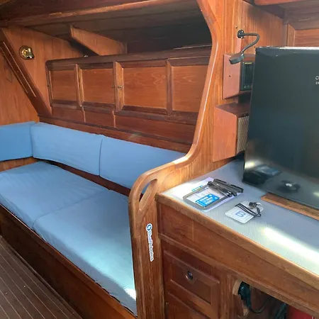 Unique Wooden Sail Yacht + 2 Bikes Included! * サン・アドリア・デ・ベソス